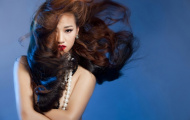 Maya lấy tay che ngực trần