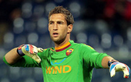 Stekelenburg bị cô lập tại Roma vì... nói tiếng Anh