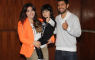 Aguero 'phải lòng' gái một con hơn tuổi