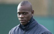 Các cầu thủ Milan lần lượt chào mừng Balotelli