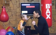 Video: Bé gái gây “sốt” bằng những cú đấm siêu nhanh