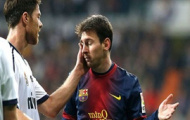 Video: Arbeloa và Alonso vỗ mặt Messi