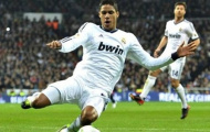Varane bị thay bởi hậu vệ Newcastle ở tuyển Pháp