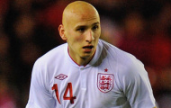 Cách khung thành 2 mét, Jonjo Shelvey vẫn đánh đầu ra ngoài