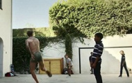 Video: Becks mặc quần chip chạy theo ôtô