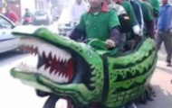 Xe máy hình cá sấu chở được 10 người