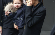 Harper sành điệu vẫy tay chào paparazzi