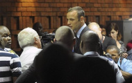 Oscar Pistorius rơi nước mắt khi bị truy tội sát nhân