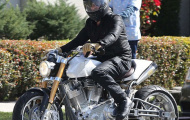 Brad Pitt cưỡi môtô siêu đắt