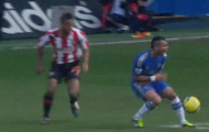 Ashley Cole bị tố ăn vạ, Luiz đáng nhận thẻ đỏ?