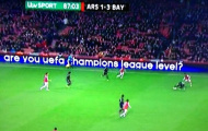 Ngay cả bảng quảng cáo cũng trêu tức Arsenal