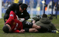 Van Persie chấn thương vì va vào ... máy quay phim