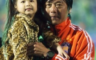HLV Huỳnh Đức hạnh phúc cùng 3 con ngày nhận Siêu Cup