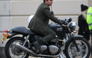 Tom Cruise đầu trần cưỡi môtô