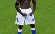 Balotelli tự tạc tượng tôn thờ mình