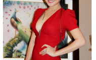 Vy Oanh sexy với nơ bướm