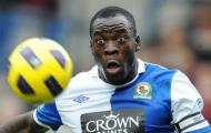 Arsenal bị chê vì không mua Chris Samba