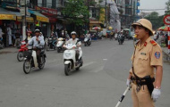“Cảnh sát không thể yêu cầu dừng xe để kiểm tra mũ bảo hiểm thật-giả”
