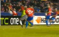 Video: Pha bỏ lỡ khó tin của Dirk Kuyt
