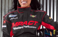 Người đẹp gốc Phi qua mặt NASCAR