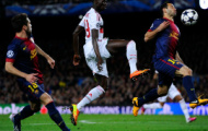 Video Champions League: Niang sút bóng đập cột dọc Barca trong tình huống 1-đối-1 với Valdes