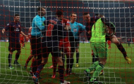 Neuer suýt bị cầu thủ Arsenal cho 'ăn đòn' vì câu giờ