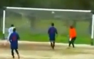 Video: Độc nhất vô nhị, cú sút đưa bóng 4 lần liên tiếp trúng cột dọc và xà ngang