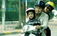 Xử phạt phụ huynh không đội mũ bảo hiểm cho trẻ em