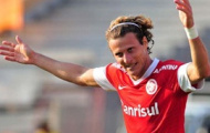 Video: Pha đá phạt thành bàn cực xoáy của Diego Forlan
