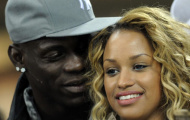 Balotelli cầu hôn bạn gái bằng nhẫn giấy