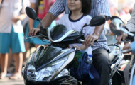 Chở trẻ đi xe máy phải kèm giấy khai sinh