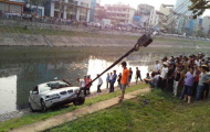 Thử lái BMW, tài xế cho xe ‘bay’ xuống sông Tô Lịch