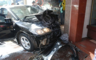 Ô tô lao ra từ quán nhậu gây tai nạn liên hoàn