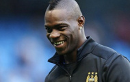 Video: Không mặc gì, Balotelli quấn khăn tắm vào phòng họp báo