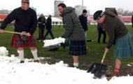 Video đẹp: CĐV Scotland hăng hái giúp người Serbia dọn dẹp mặt sân đầy tuyết