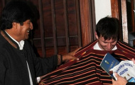 Tổng thống Bolivia tặng áo khoác thổ dân cho Messi
