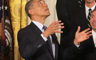 Tổng thống Obama khoe tài tâng bóng ấn tượng