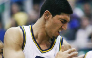 Video NBA: Enes Kanter (Utah Jazz) trật khớp vai khi tranh bóng với đối thủ