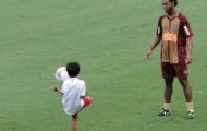 Video: Pha ngã bàn đèn tuyệt đẹp của Ronaldinho trong buổi tập cùng Atletico Mineiro