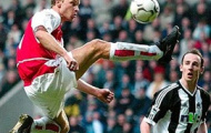 Video: Cùng xem lại những pha bóng 'đỉnh' nhất của huyền thoại Arsenal Dennis Bergkamp