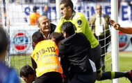 Video: Thủ môn đánh đập dã man fan đột nhập sân ( Harun Tekin - Kasimpasa vs Bursaspor)