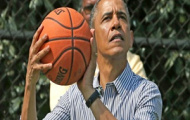 Video: Obama chơi bóng rổ siêu... tệ