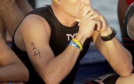 Lance Armstrong bị cấm... bơi