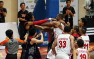 Hai cầu thủ bóng rổ bị truất quyền thi đấu vì ẩu đả