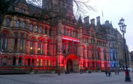 Thành Manchester chao đảo vì tình, tiền