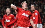 Phil Jones động viên các đồng đội sau thất bại ở trận derby