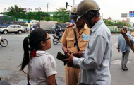 Phụ huynh tìm “chiêu” né CSGT vì không đội mũ bảo hiểm cho con