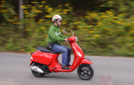 Giá Vespa 3 van bất ngờ giảm hơn 20 triệu