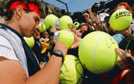 CĐV đổ xô săn chữ ký 'độc cô cầu bại' Nadal