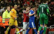 Wilshere “tẩn” Mirallas vì chai nước
